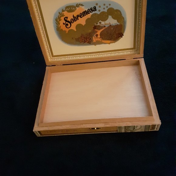 Sobremesa empty all wood cigar box. - Picture 2 of 4